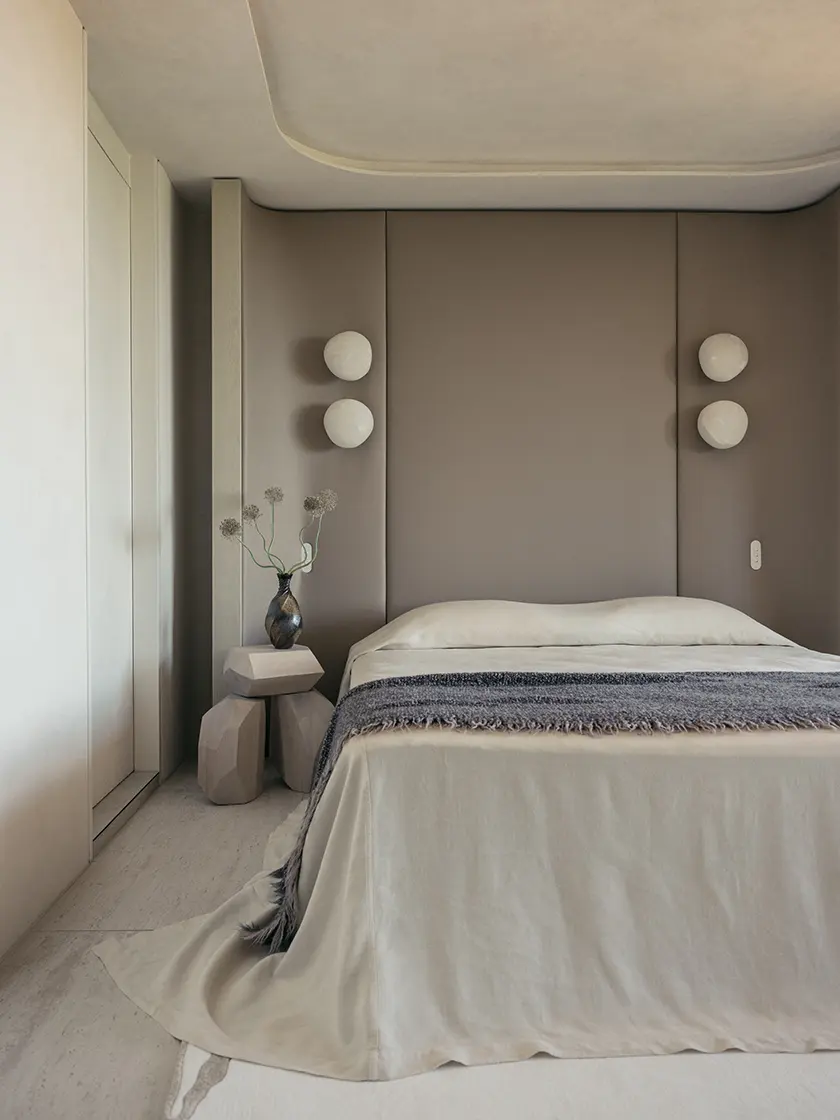 Nina_Maya_FAIRFAX-13 Bedroom interior with upholstered bed, soft finishes and integrated lighting, design by Nina Maya Interiors